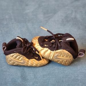 EUC 2C BABY NIKE SNEAKERS BLACK GOLD